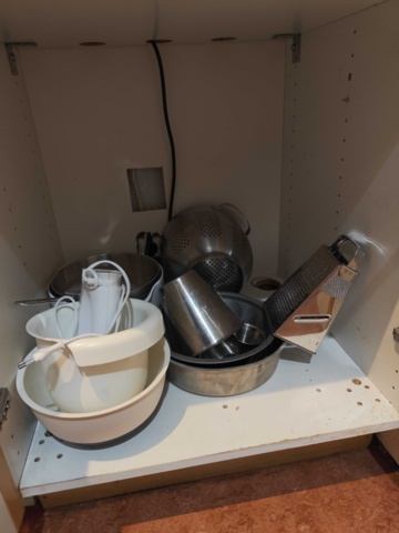1485315-17 Diverse köksutensilier - Kaffekokare, tallrikar, m.m.