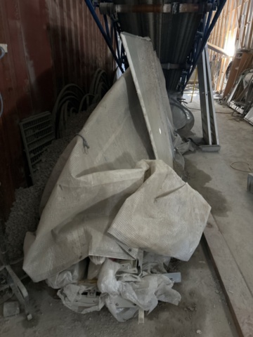 1504202-7 Parti med metallskrot