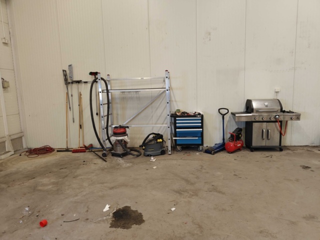 1484349-2 Målarställning, dammsugare, grill, domkraft , med mera