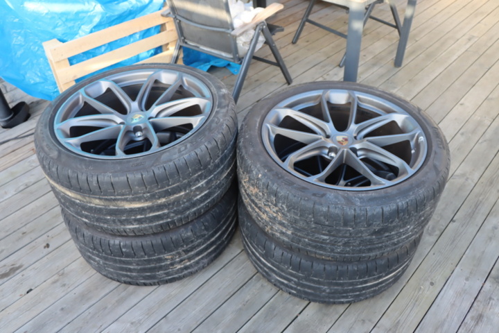 1535475-2 Tires Pirelli Porsche Cayenne - complete set