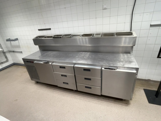 1421873-1 Rostfri kylbänk med ränna och draglådor