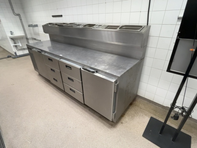 1421873-2 Rostfri kylbänk med ränna och draglådor