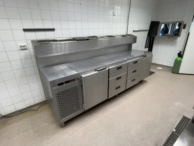 1421873-3 Rostfri kylbänk med ränna och draglådor