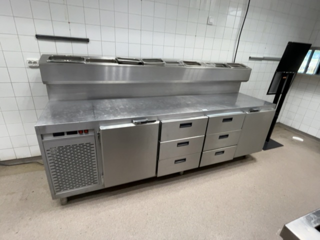 1421873-4 Rostfri kylbänk med ränna och draglådor