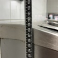 1421873-14 Rostfri kylbänk med ränna och draglådor
