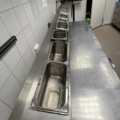 1421873-15 Rostfri kylbänk med ränna och draglådor