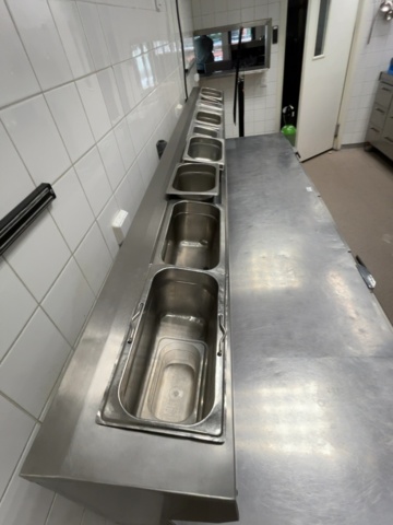 1421873-15 Rostfri kylbänk med ränna och draglådor