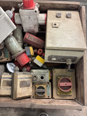 1373127-4 Collection of industrial connectors, safety switches and electrical components