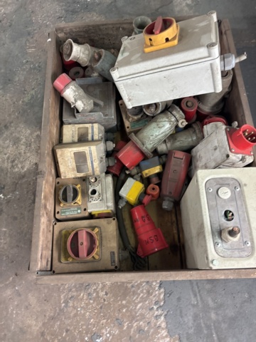 1373127-5 Collection of industrial connectors, safety switches and electrical components