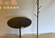 1511300 Runt bord & kapphängare