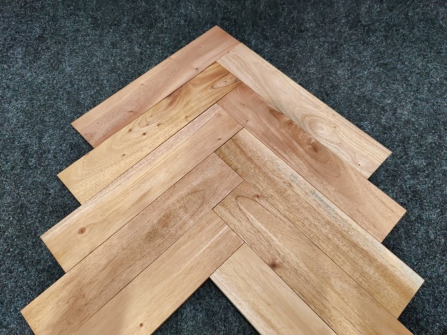 1536871-15 Massiv Fiskbens-/enstavsparkett Mahogny 300x60x10 mm (ca 120,24 kvm)