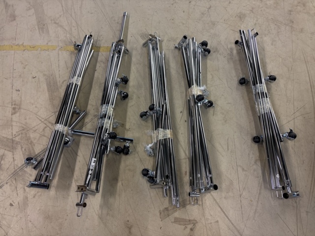 1511310-12 Klädställningar i kromad metall och på hjul x5 enheter