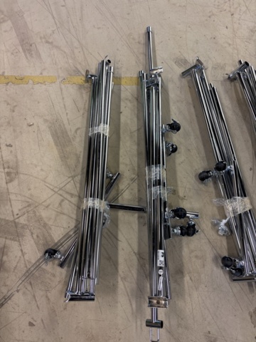 1511310-4 Klädställningar i kromad metall och på hjul x5 enheter