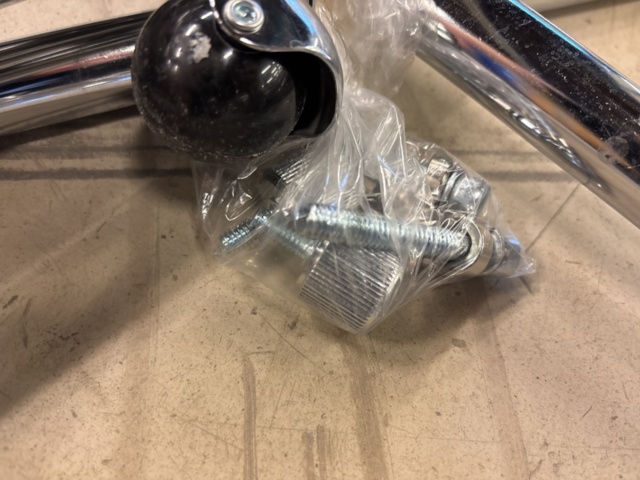 1511310-6 Klädställningar i kromad metall och på hjul x5 enheter