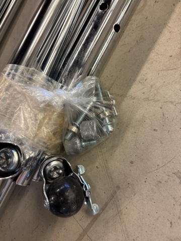1511310-9 Klädställningar i kromad metall och på hjul x5 enheter