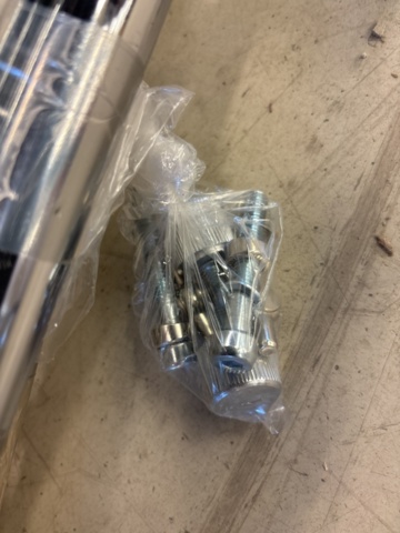 1511310-10 Klädställningar i kromad metall och på hjul x5 enheter