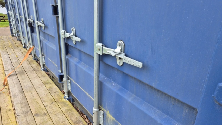 1536894-23 Retail container with fully openable front
