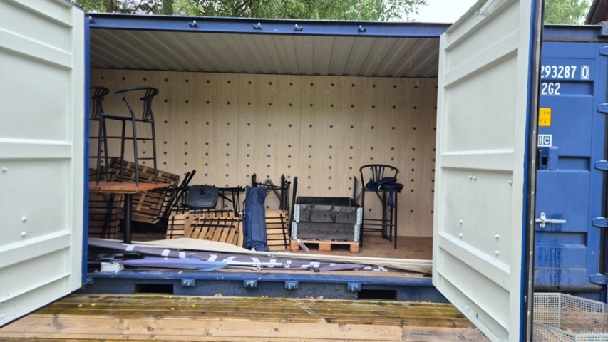 1536894-5 Retail container with fully openable front