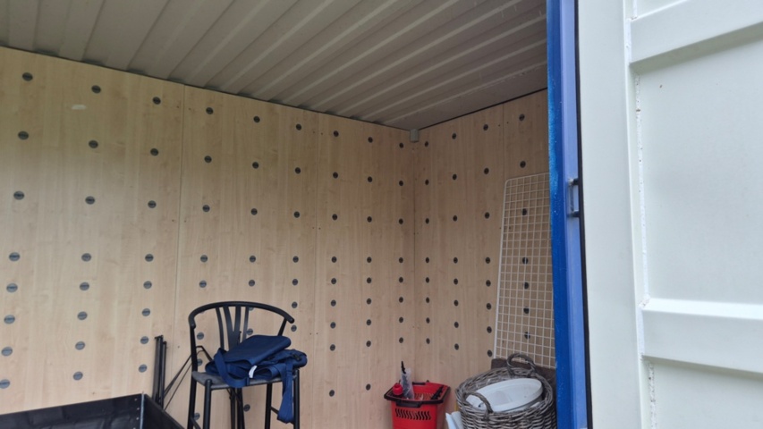 1536894-7 Retail container with fully openable front