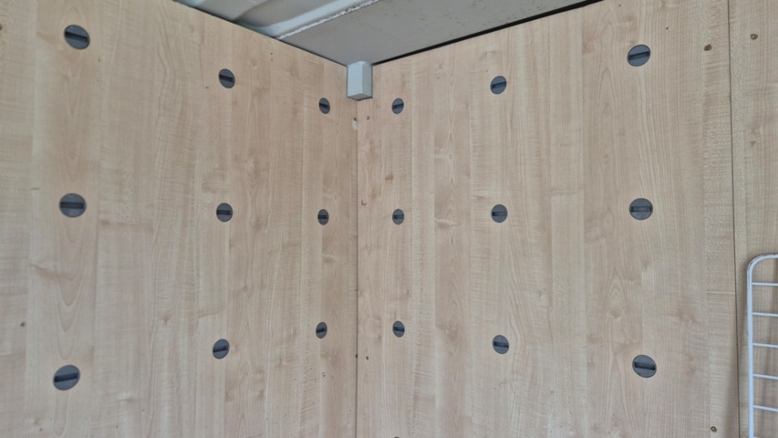 1536894-12 Retail container with fully openable front