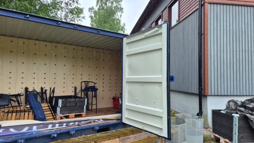1536894-4 Retail container with fully openable front