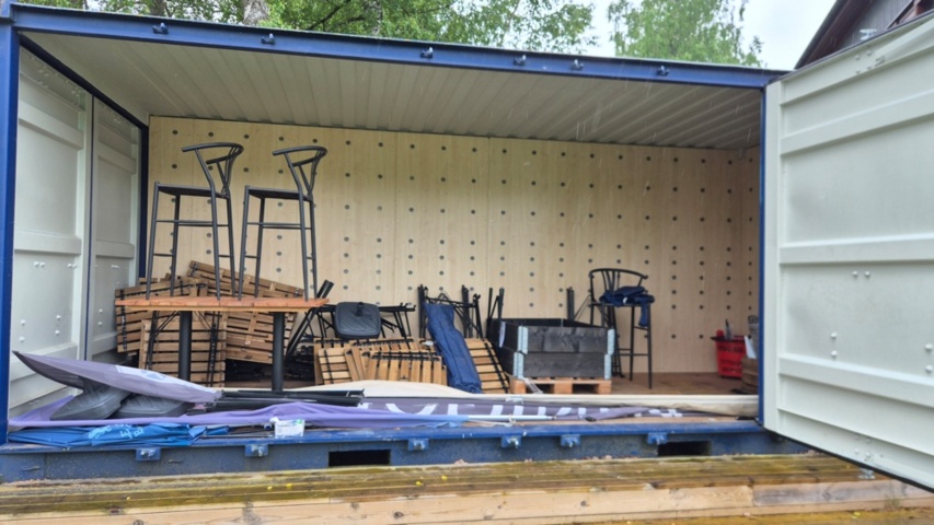 1536894-6 Retail container with fully openable front