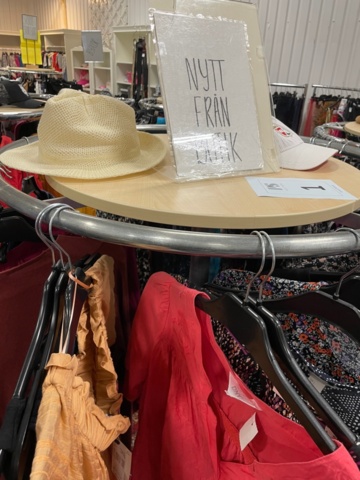 1536901-4 Clothes on clothes rack