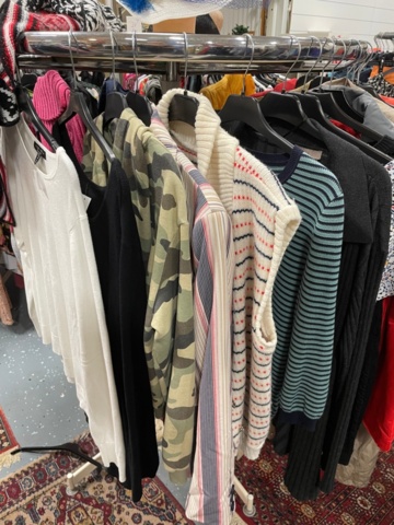 1536902-4 Clothes on rack including rack