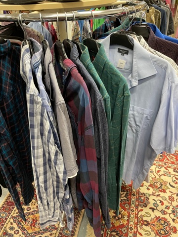 1536903-4 Clothes on clothes rack including stand