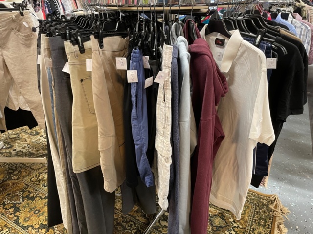1536904-4 Clothes on clothes rack including stand