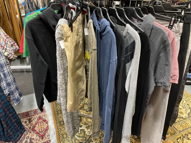 1536904-7 Clothes on clothes rack including stand