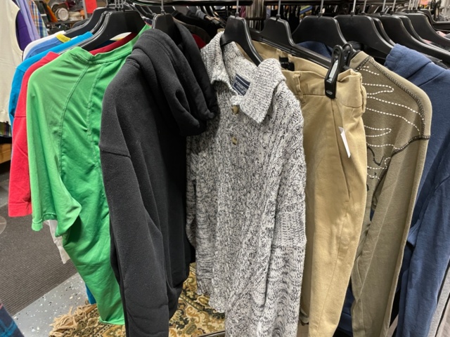 1536904-8 Clothes on clothes rack including stand