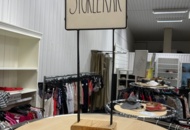 1536905 Clothes on clothes rack including stand