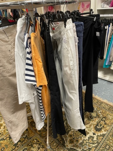 1536905-6 Clothes on clothes rack including stand