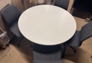 1405898 Konferensgrupp – runt bord med 4 st höj- och sänkbara stolar