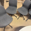 1405898-6 Konferensgrupp – runt bord med 4 st höj- och sänkbara stolar