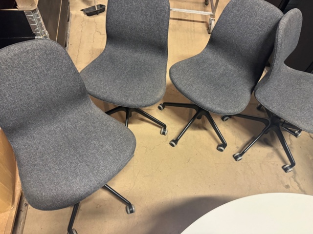 1405898-6 Konferensgrupp – runt bord med 4 st höj- och sänkbara stolar