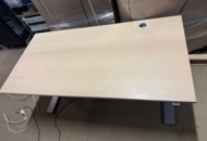 1405907 Kinnarps höj- och sänkbart skrivbord