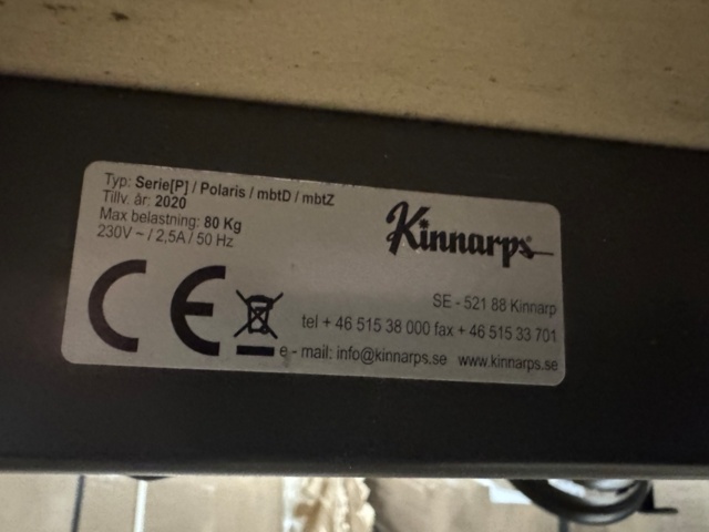 1405907-10 Kinnarps höj- och sänkbart skrivbord