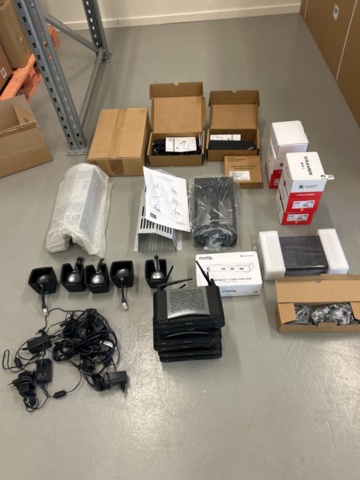 1521806-1 Lot with electronics - Barco ClickShare, Lenovo ThinkPad Dock, etc