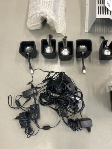 1521806-2 Lot with electronics - Barco ClickShare, Lenovo ThinkPad Dock, etc