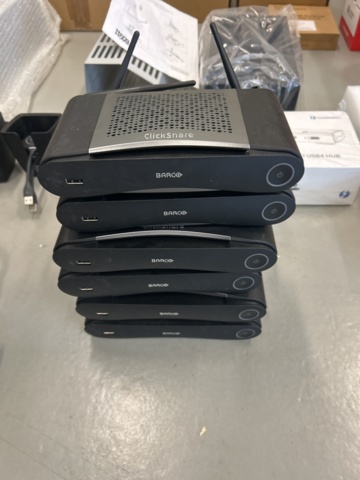 1521806-3 Lot with electronics - Barco ClickShare, Lenovo ThinkPad Dock, etc