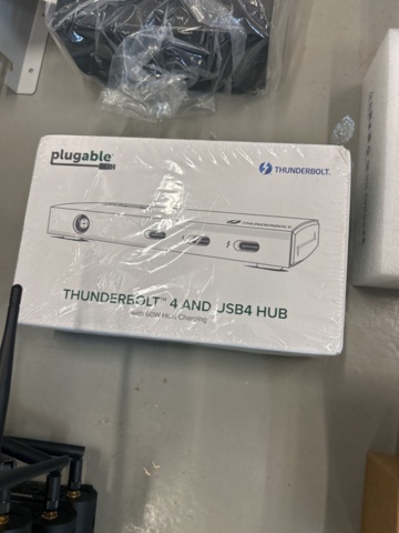 1521806-4 Lot with electronics - Barco ClickShare, Lenovo ThinkPad Dock, etc