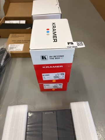 1521806-5 Lot with electronics - Barco ClickShare, Lenovo ThinkPad Dock, etc
