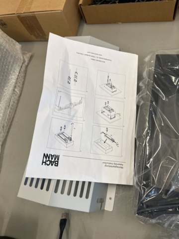 1521806-7 Lot with electronics - Barco ClickShare, Lenovo ThinkPad Dock, etc