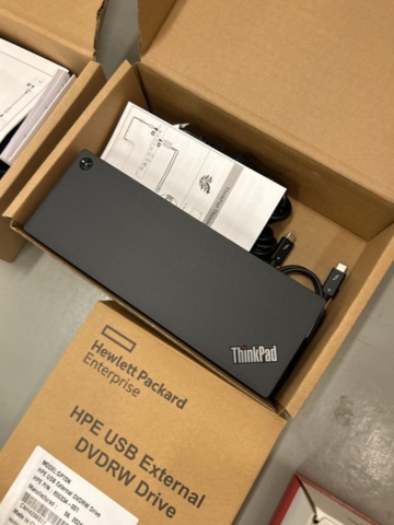 1521806-8 Lot with electronics - Barco ClickShare, Lenovo ThinkPad Dock, etc