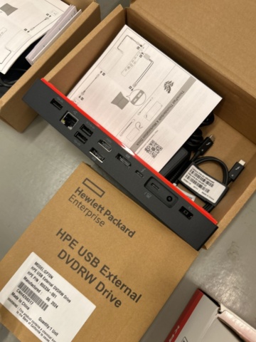 1521806-9 Lot with electronics - Barco ClickShare, Lenovo ThinkPad Dock, etc