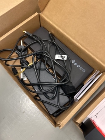 1521806-10 Lot with electronics - Barco ClickShare, Lenovo ThinkPad Dock, etc