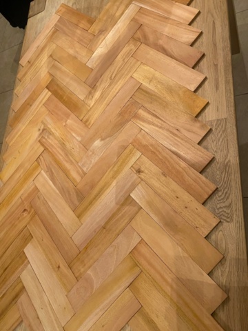 1536871-1 Massiv Fiskbens-/enstavsparkett Mahogny 300x60x10 mm (ca 120,24 kvm)