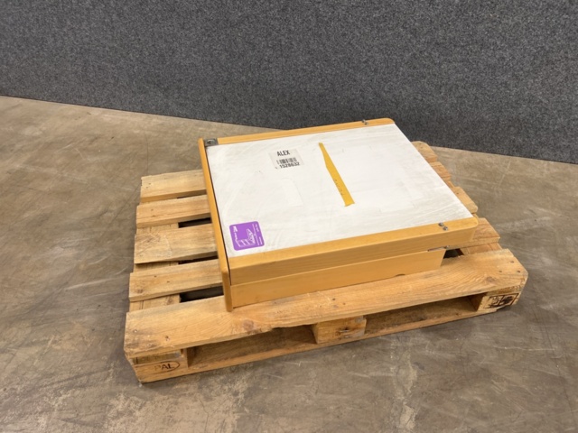 1528632-3 Skötbord Robust